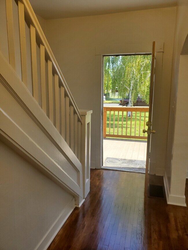 Building Photo - 610 S 8th Ave (C. Lee)