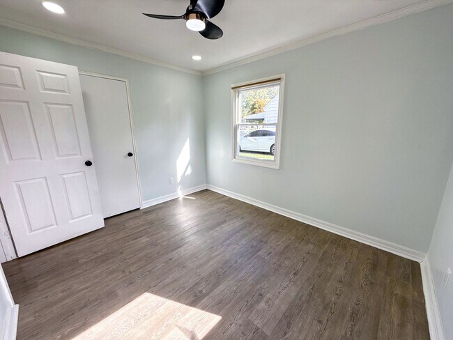 Building Photo - Stunning Full Remodel! 3BR/2BA Home with F...