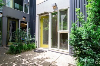 Building Photo - *FREE RENT* Sellwood-Great Modern Studio w...