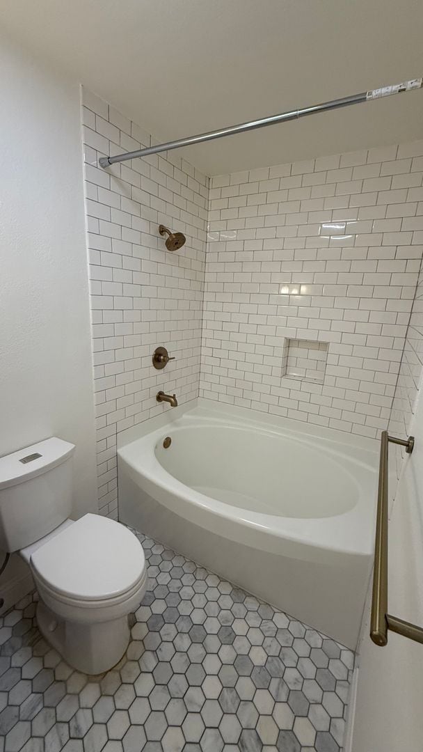 Building Photo - EPIC REA: Charming 2Bed/1Bath Condo w/ Parking