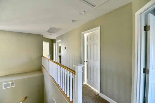 Building Photo - Gorgeous 4BED/2.5 BATH 2 Story Home Locate...