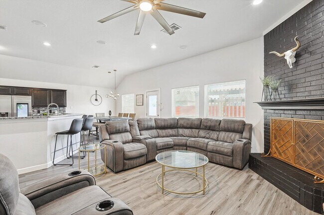 Building Photo - 521 E Robin Ct