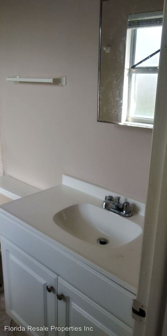 Building Photo - 605 SE 13th Terrace