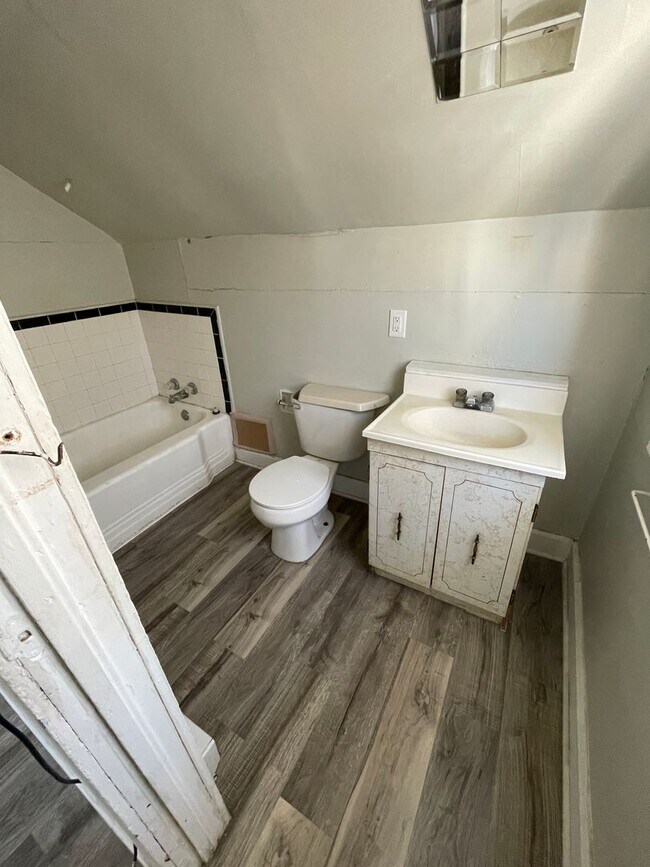 Building Photo - 1523 E Washington St