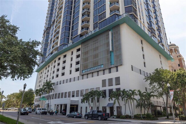 Building Photo - 1 Beach Dr SE