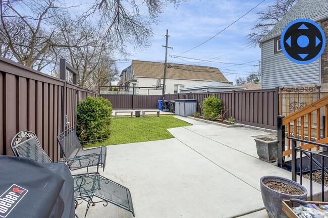 Building Photo - 3033 W Diversey Ave