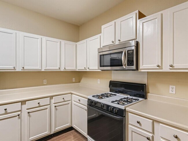 Building Photo - 2858 Southampton Way