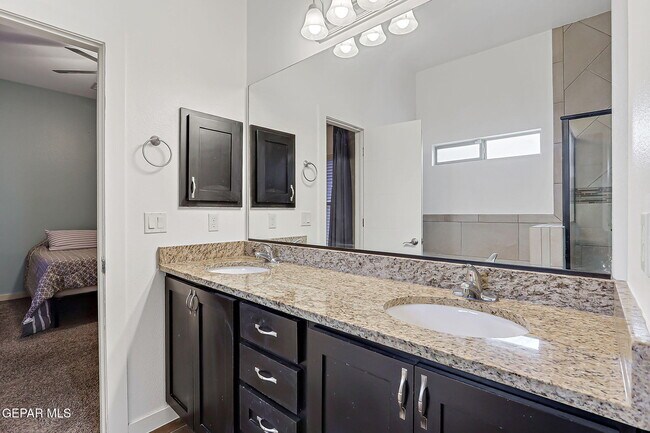 Building Photo - 308 S Manzanita Dr