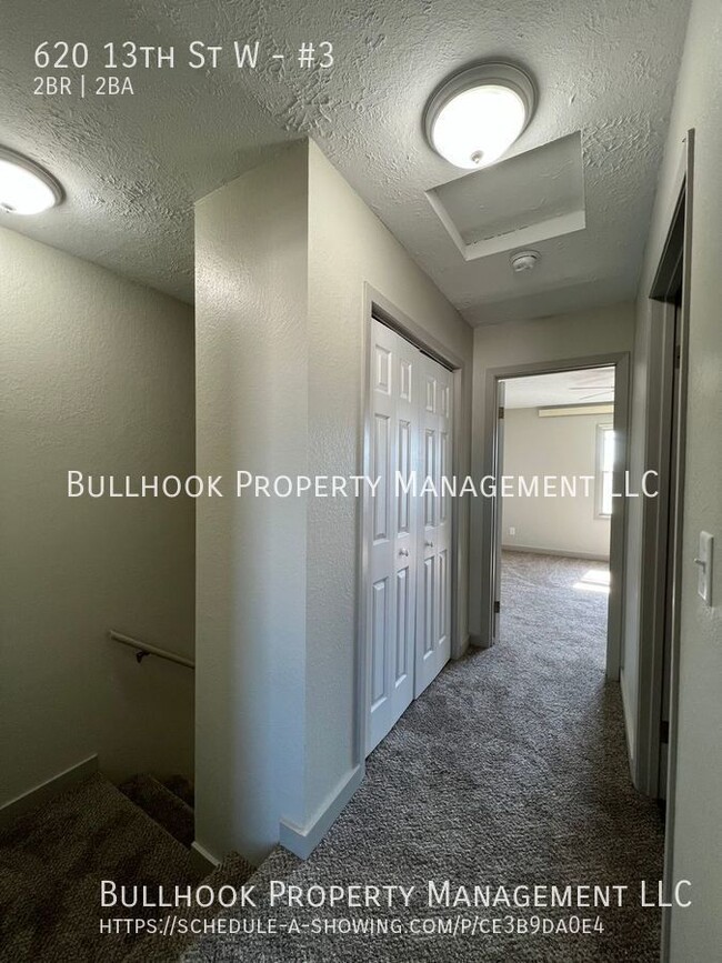 Building Photo - 2 bed 1-1/2 bath townhouse, new paint, flo...