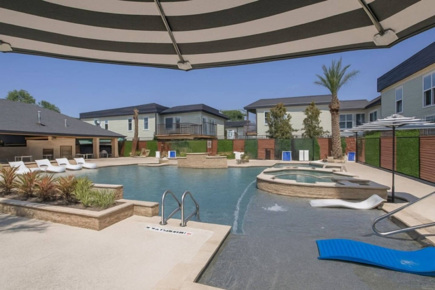 Building Photo - 1001 Pinemont Dr