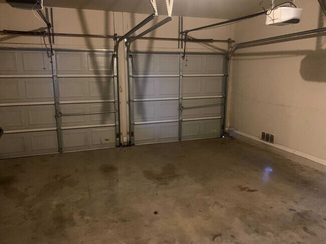 Building Photo - *MOVE IN SPECIAL* Gorgeous Four Bedroom home w/ Community POOL!!