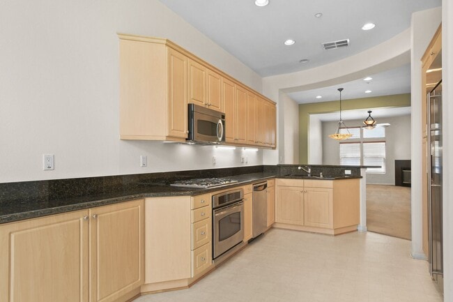 Building Photo - Act Fast: Charming Townhome in Central San...