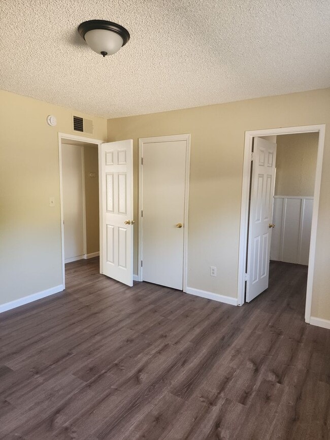 Building Photo - 3 Bedroom 2 Bathroom with Garage and Washe...