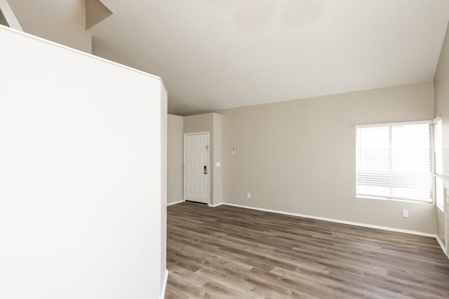 Building Photo - 1733 Autumn Rust Dr