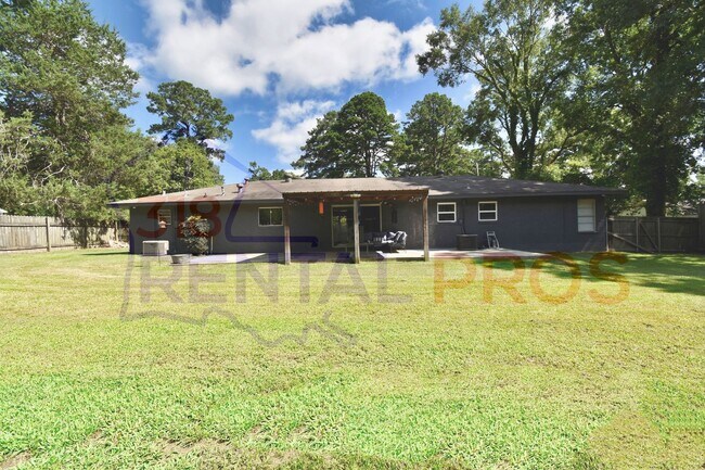 Building Photo - 4 Bed, 3 Bath Home in Ruston