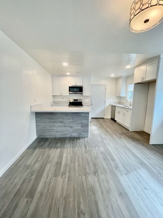 Building Photo - Van Dyke Triplex
