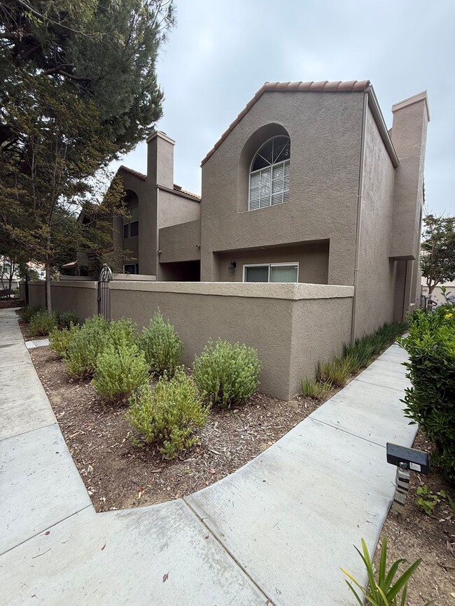 Primary Photo - 3 bed, 2 1/2 bath Townhome located in Chat...