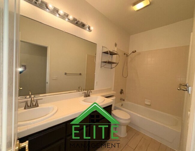 Building Photo - **Spacious 4-Bedroom Single-Story Home in ...