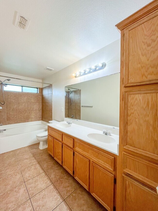 Building Photo - 1212 Nicholas Cir