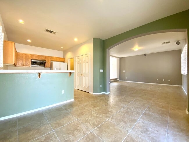 Building Photo - Nice 2-story home
