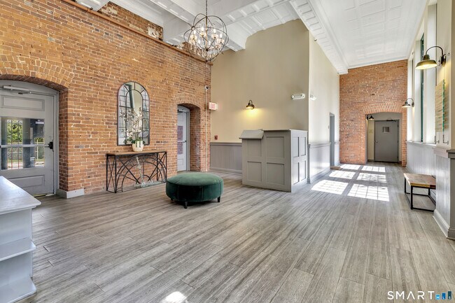 Building Photo - 25 Grand St