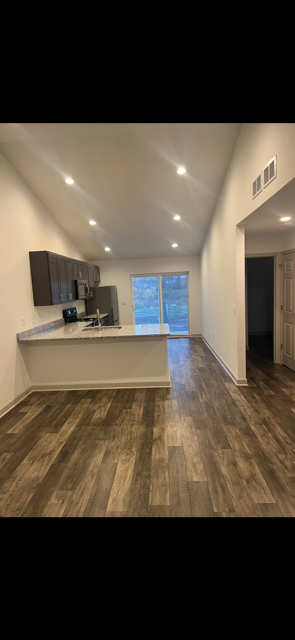 Building Photo - 465 Stewart Ct