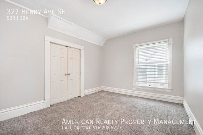 Building Photo - 327 Henry Ave SE