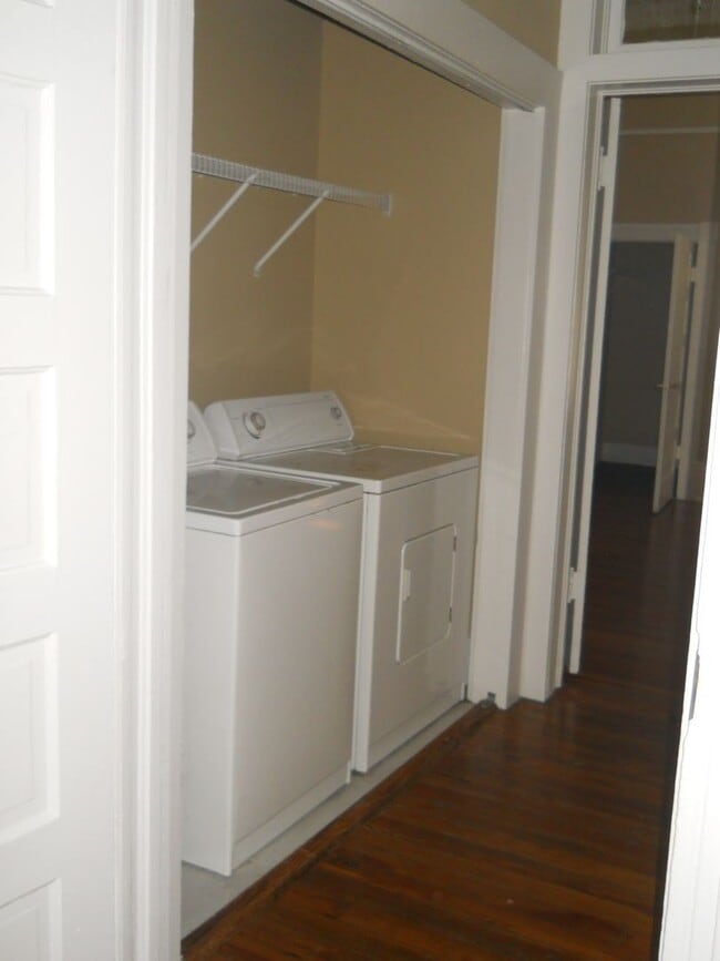 Building Photo - Beautiful, well maintained older home in t...