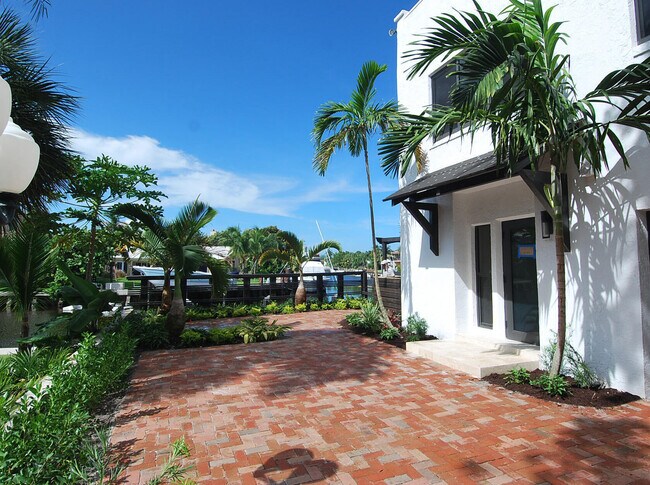 Building Photo - 1121 Bel Air Dr