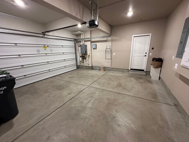 Building Photo - Spacious 4 Bed 2.5 Bath Home in Mountain House with Solar!