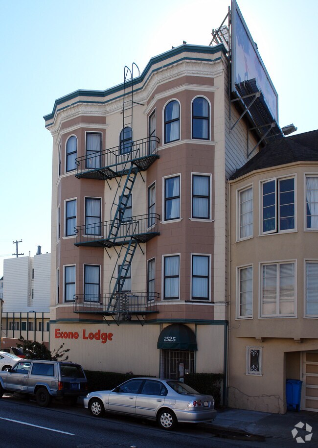 Building Photo - 2525 Lombard St