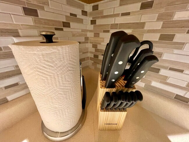 Building Photo - 513 Pine Lake Ave