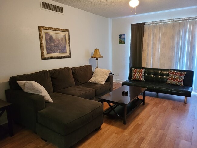 Building Photo - 1515 E Reno Ave