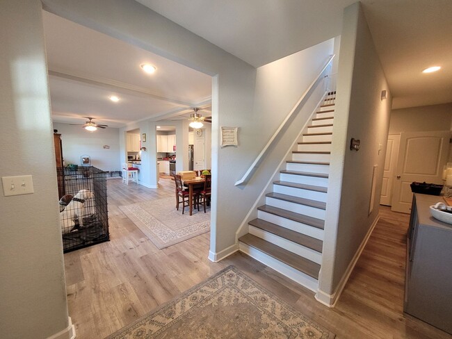 Building Photo - Beautiful & Spacious 4 bedroom, 2.5 bath h...