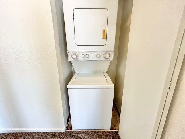 Building Photo - ADORABLE UPSTAIRS CONDO! 2 BEDROOM / 2 FUL...