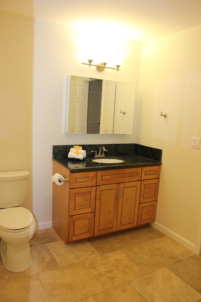 Building Photo - Part of a 2-unit CPR. 4 bedroom 3.5 bath with attached garage. Approx 1961 sf