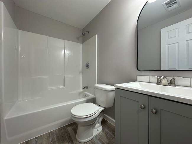Building Photo - * Move-In Special * Cozy 2 Bedroom 1 Bathr...