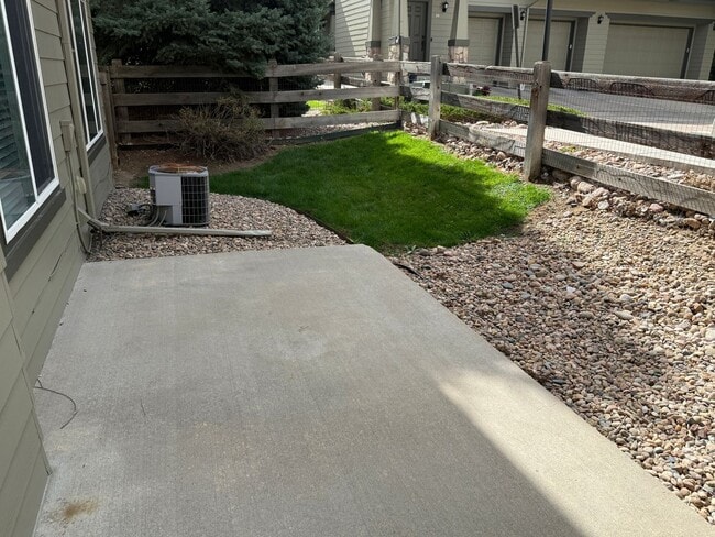 Building Photo - GEORGEOUS 2 bedroom townhome!
