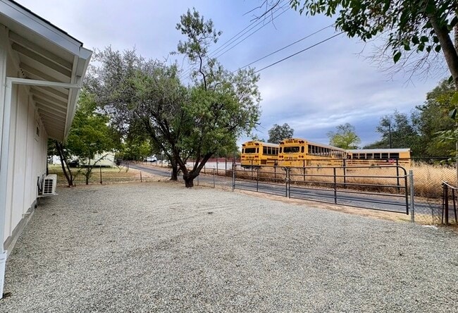 Building Photo - Beautiful 2-bedroom 1 bathroom in Roseville!