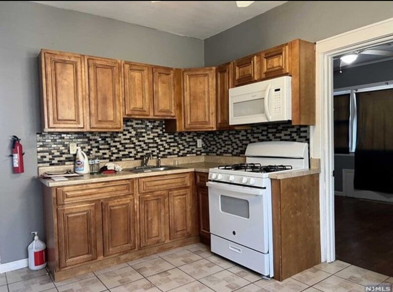 Primary Photo - 234 Wallington Ave