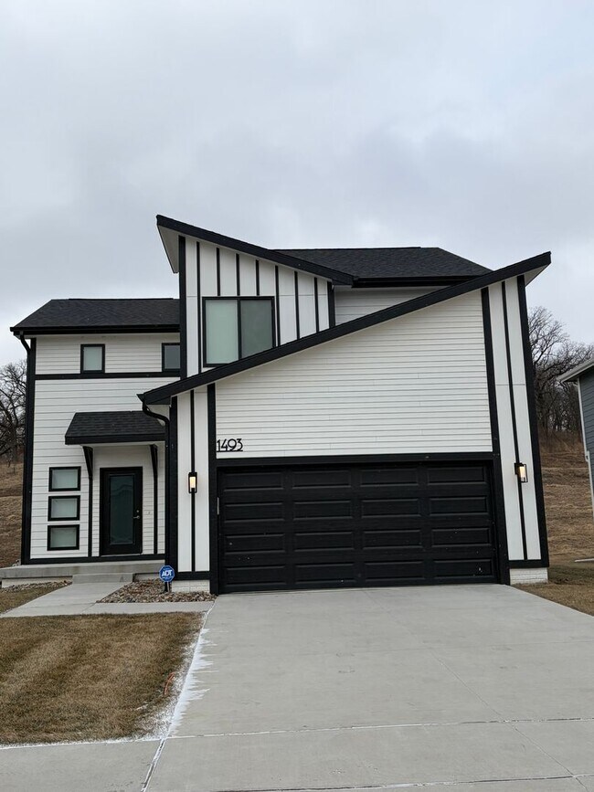 Building Photo - Luxury Homes in West Des Moines