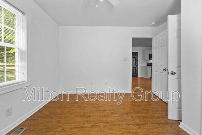 Building Photo - 93 W Hamer St