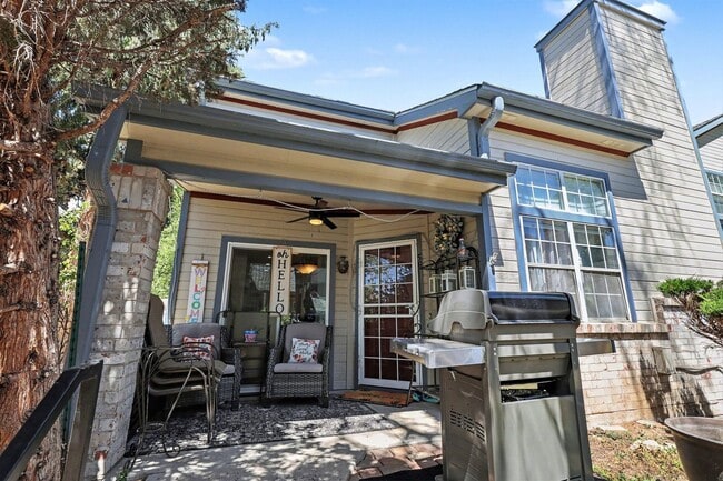 Building Photo - Updated 2 bed 2.5 bath End Unit Townhome in Lochmoor!