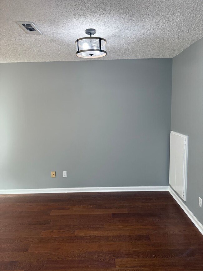 Building Photo - 92 Woodfield Pl