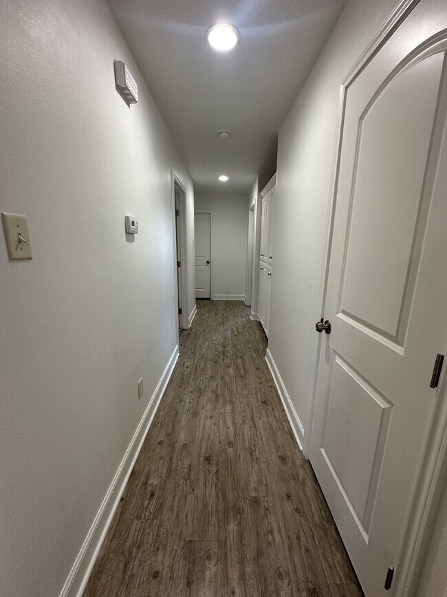 Building Photo - Beautifully Maintained Duplex - Lease Only