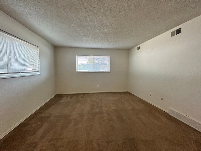 Building Photo - 140 E Highline Cir