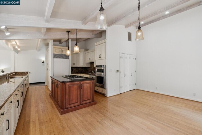 Building Photo - 660 La Casa Via