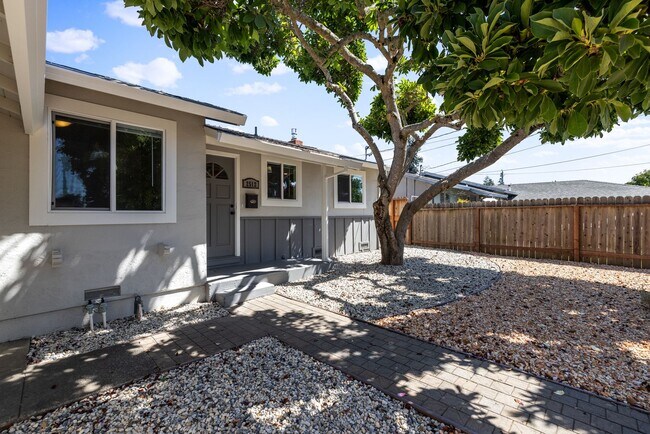 Building Photo - Updated 4 Bedroom 2 Bath North Napa Home