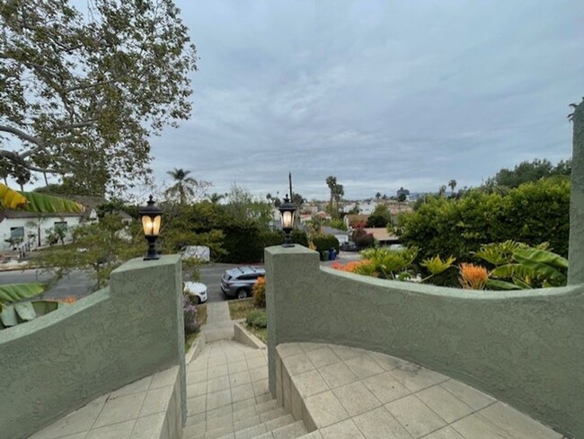 Building Photo - Stunning 4 bedroom 3 bath
