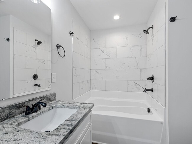 Building Photo - 3 Bed, 2.5 Bath - Lucky Penny End Unit
